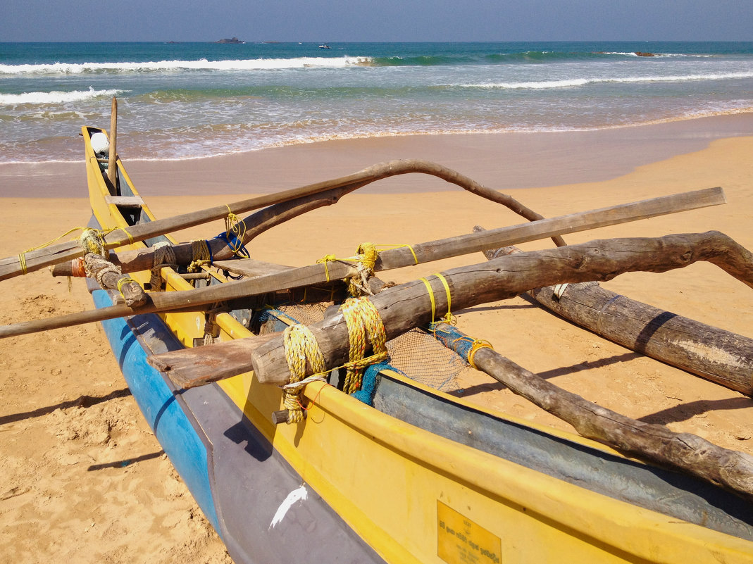 Рыбацкая лодка на берегу о.Шри-Ланка - Андрей Крючков