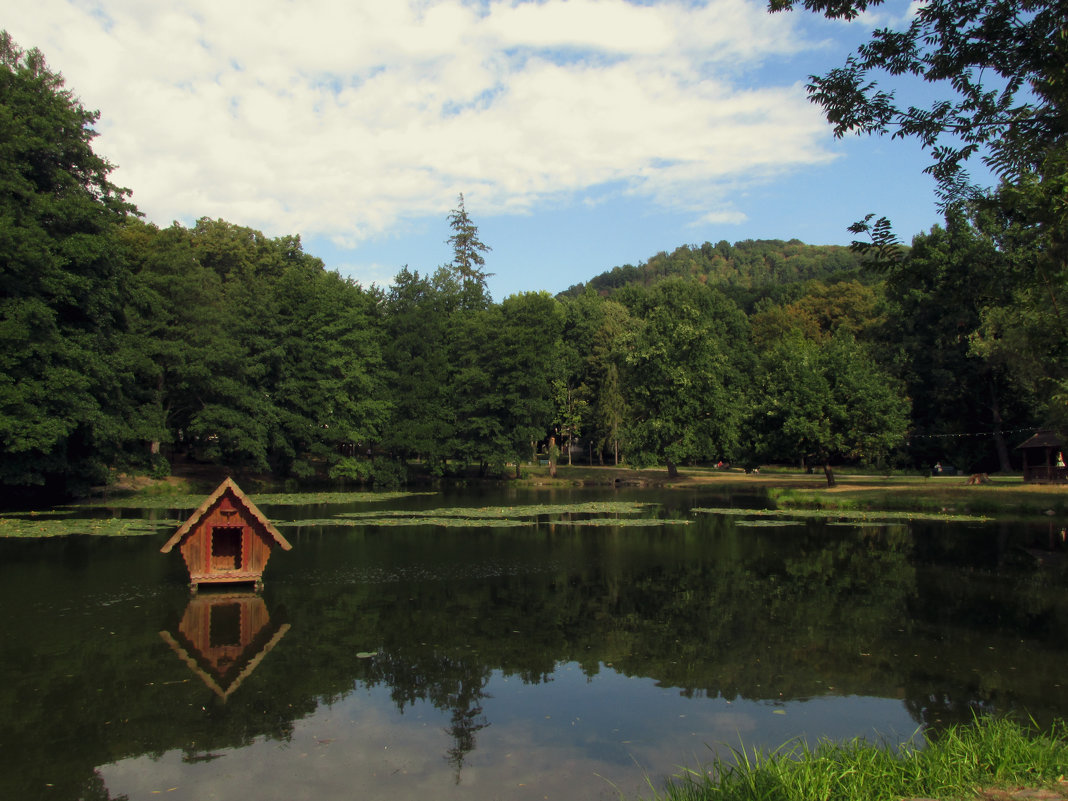 Парк украшает декоративное озеро, контуры которого, повторяют очертание границ Австро-Венгерской имп - НаталиЯ ***
