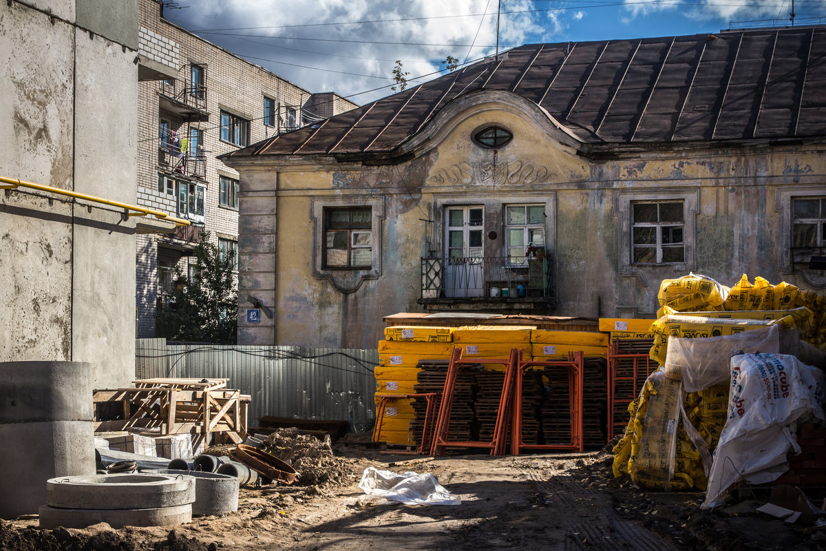 Старый дом, загнанный в угол - Татьяна Копосова