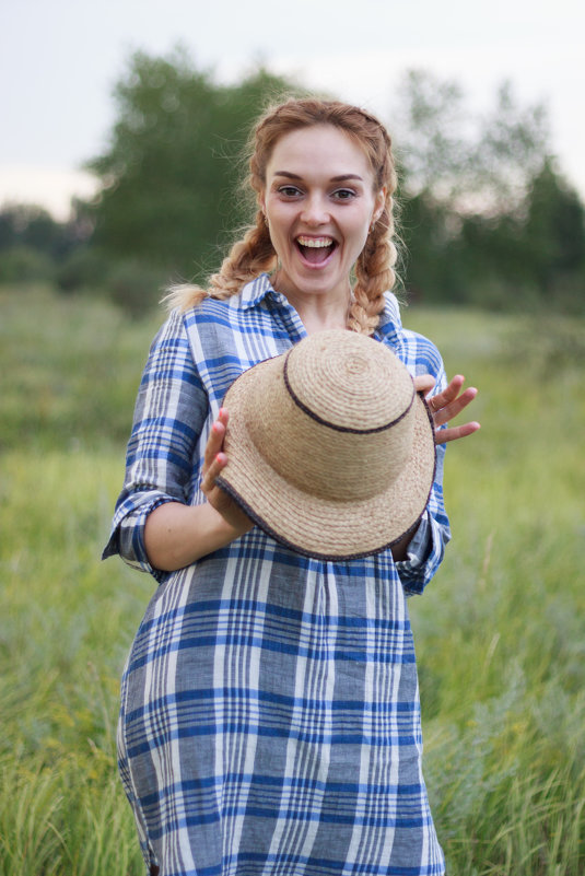Счастливая девушка со шляпой в руках - Юлия Ростовцева