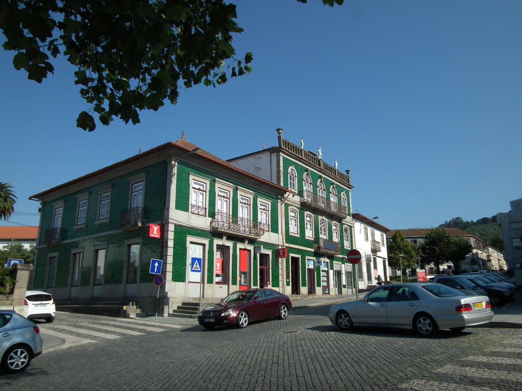 Старинное здание в Португалии - Natalia Harries
