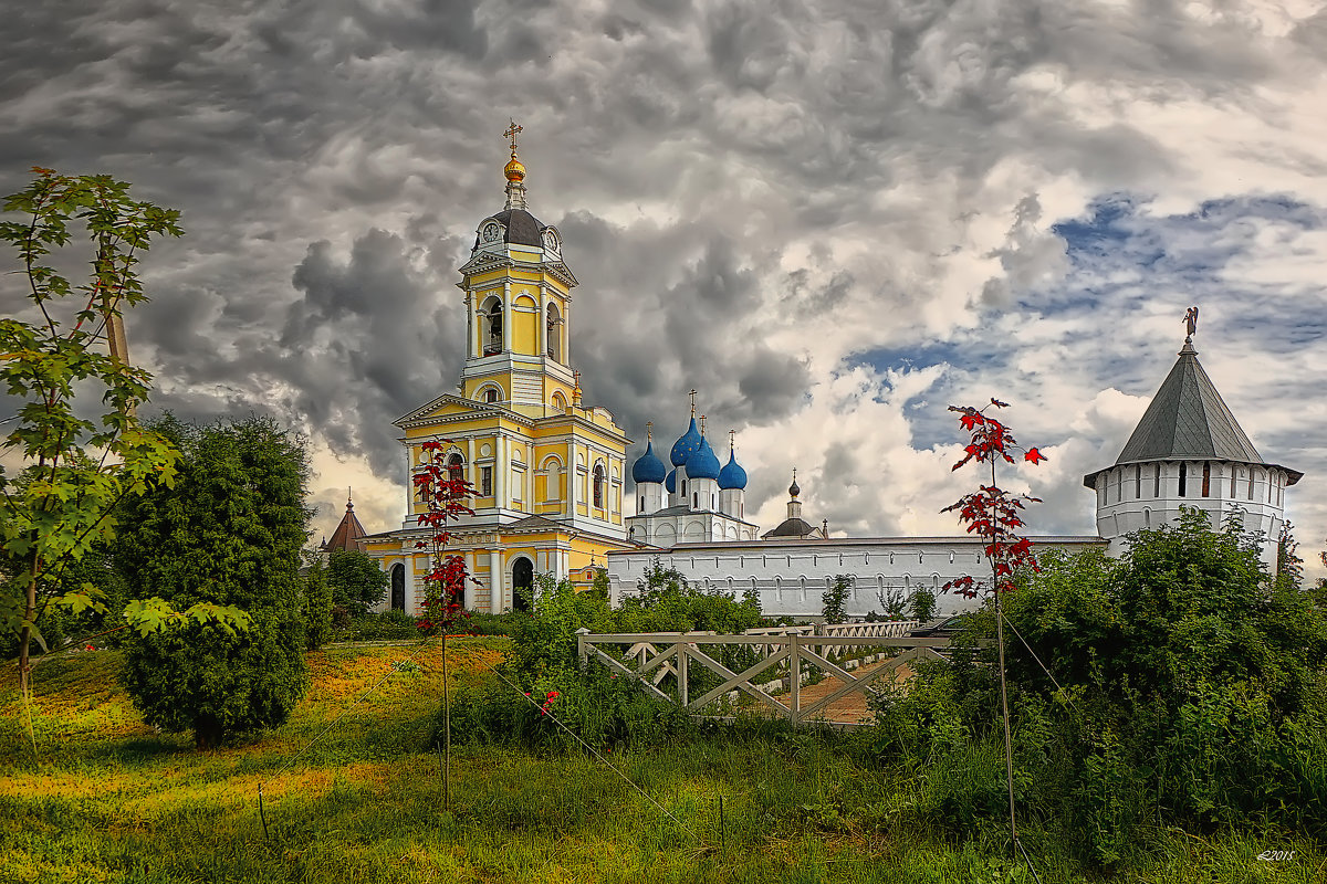 Высоцкий мужской монастырь в Серпухове осень