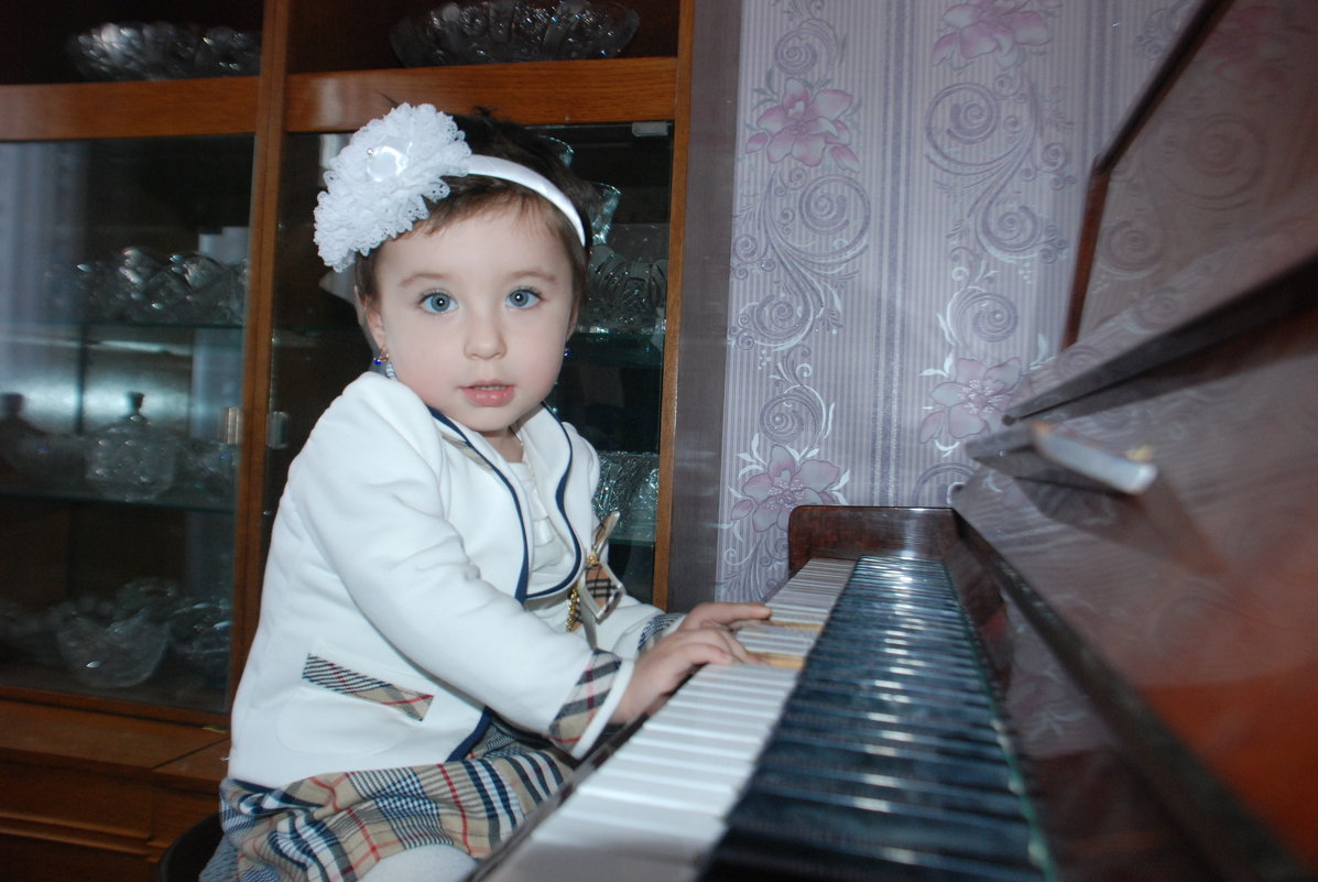 Малышка с фортепиано - Bek Olimov