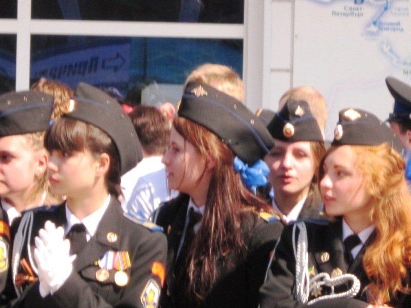 Девушки-кадеты на параде в День Победы - Дмитрий Никитин