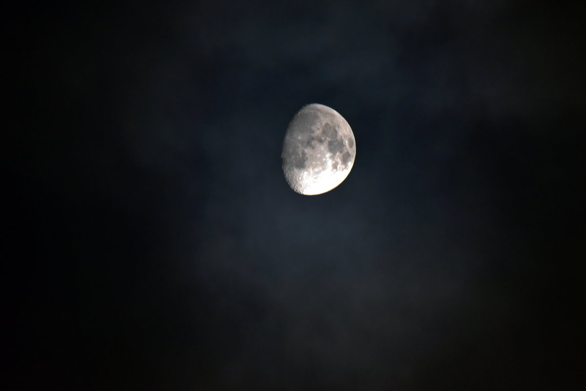 Луна в облаках ... - Владимир Икомацких