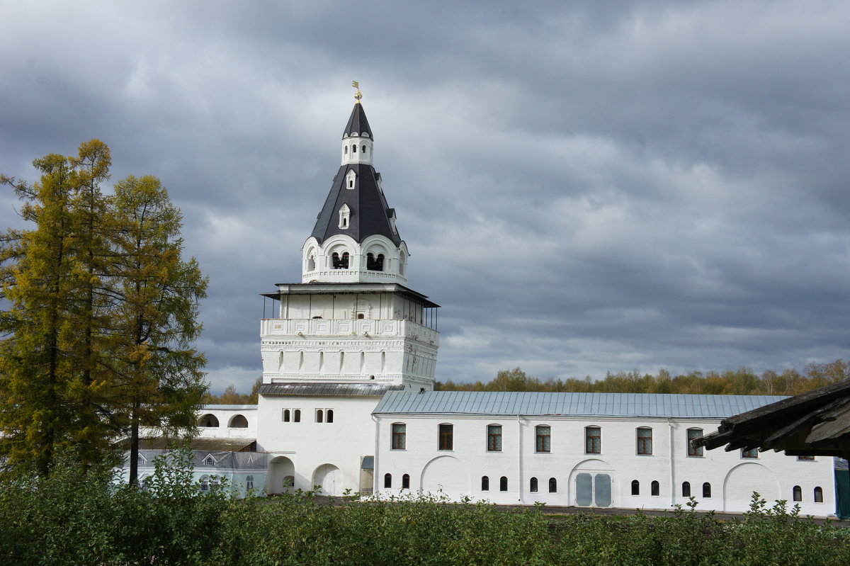 Иосифо-Волоцкий монастырь. Германова башня. Вид с территории монастыря - Елена Павлова (Смолова)