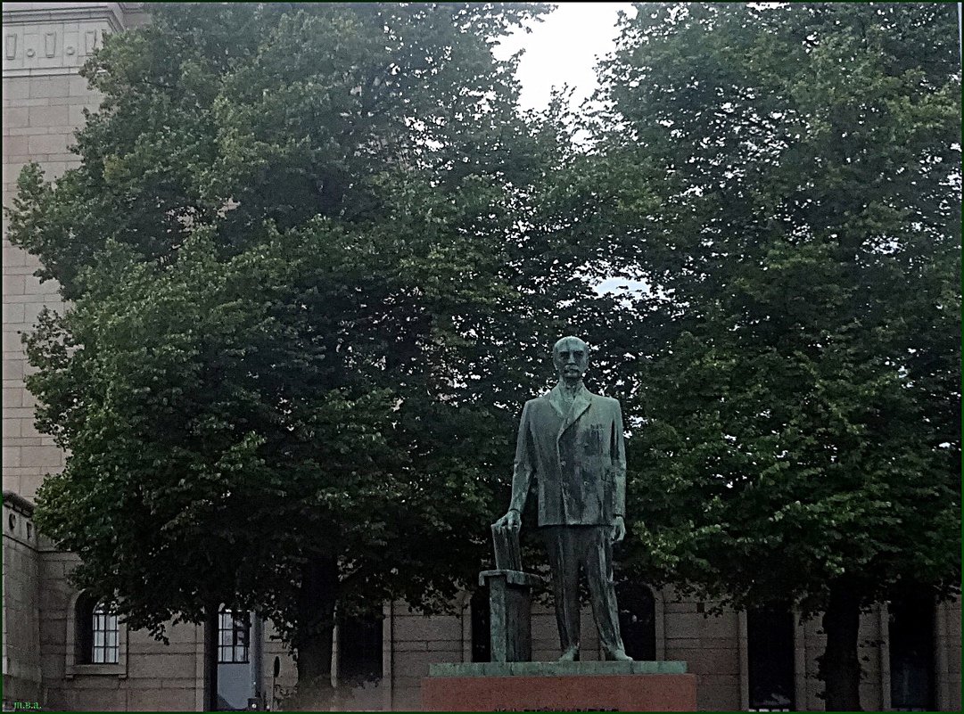 Памятник К.Стальбергу у здания парламента Финляндии - Вера 