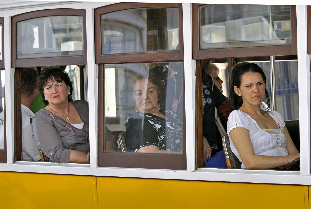 Приветливые лица милых горожанок Friendly faces of cute citywomen - Юрий Воронов