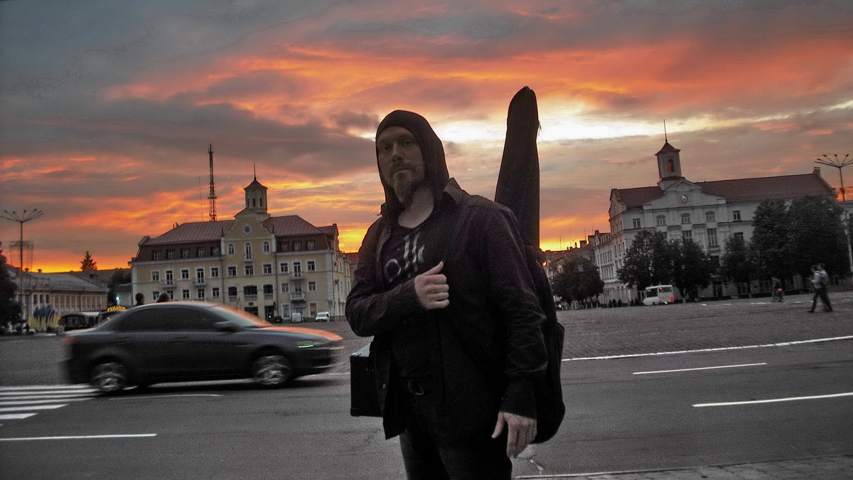 На фоне яркого заката на площади в Чернигове - Денис Бугров 