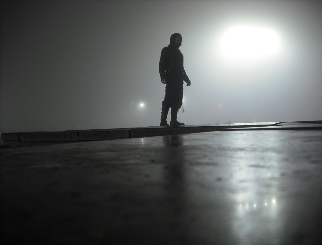 Одинокий силуэт в сияющем тумане - Денис Бугров 
