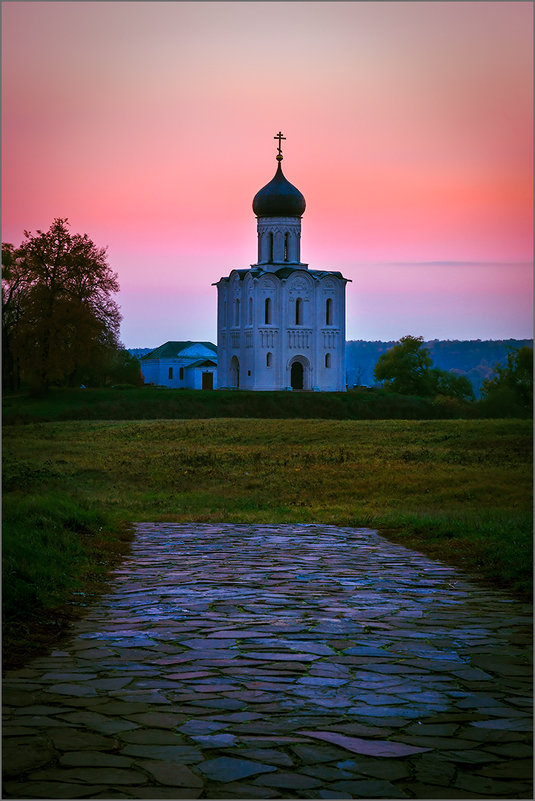 Храм Покрова на Нерли рассвет