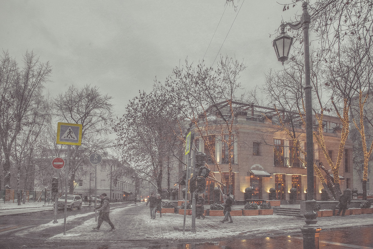 Ещё вчера осенний был денёк, сегодня снег кружится... - Ирина Данилова