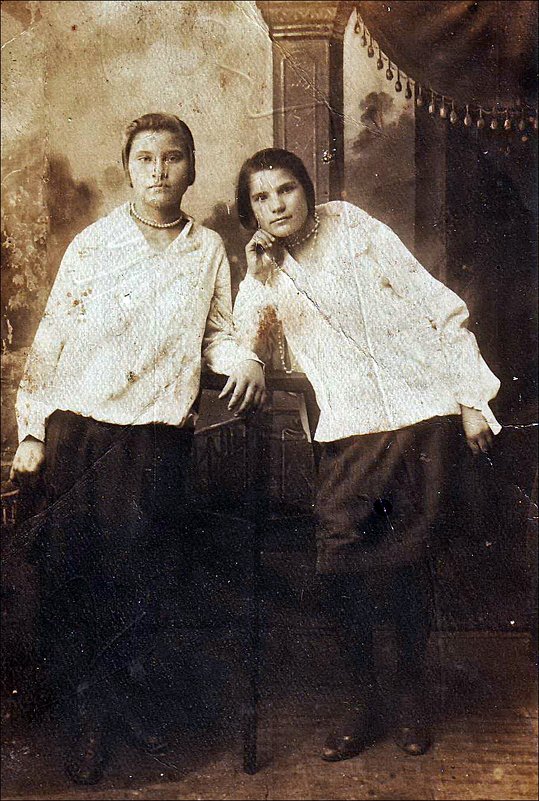 Подруги.  1937 год - Нина Корешкова