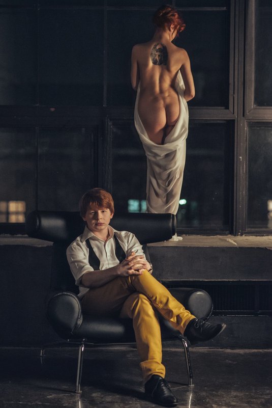 Портрет молодого мужчины на фоне окна - Сергей Гаварос