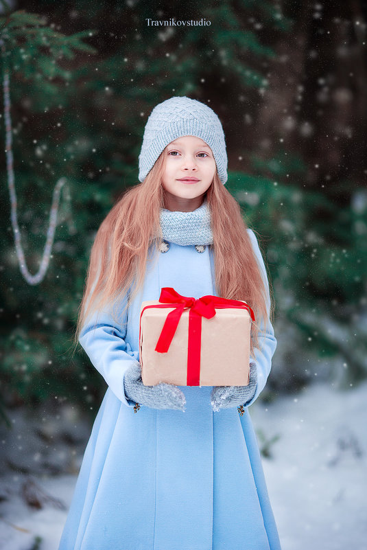 Портрет маленькой девочки с подарком - Dmitry Travnikov