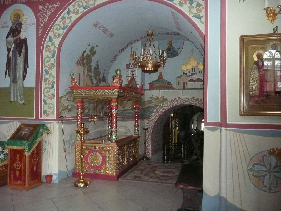 Рака над мощами преподобного Мефодия Пешношского, почивающими под спудом в Сергиевской церкви Николо - Виктор 