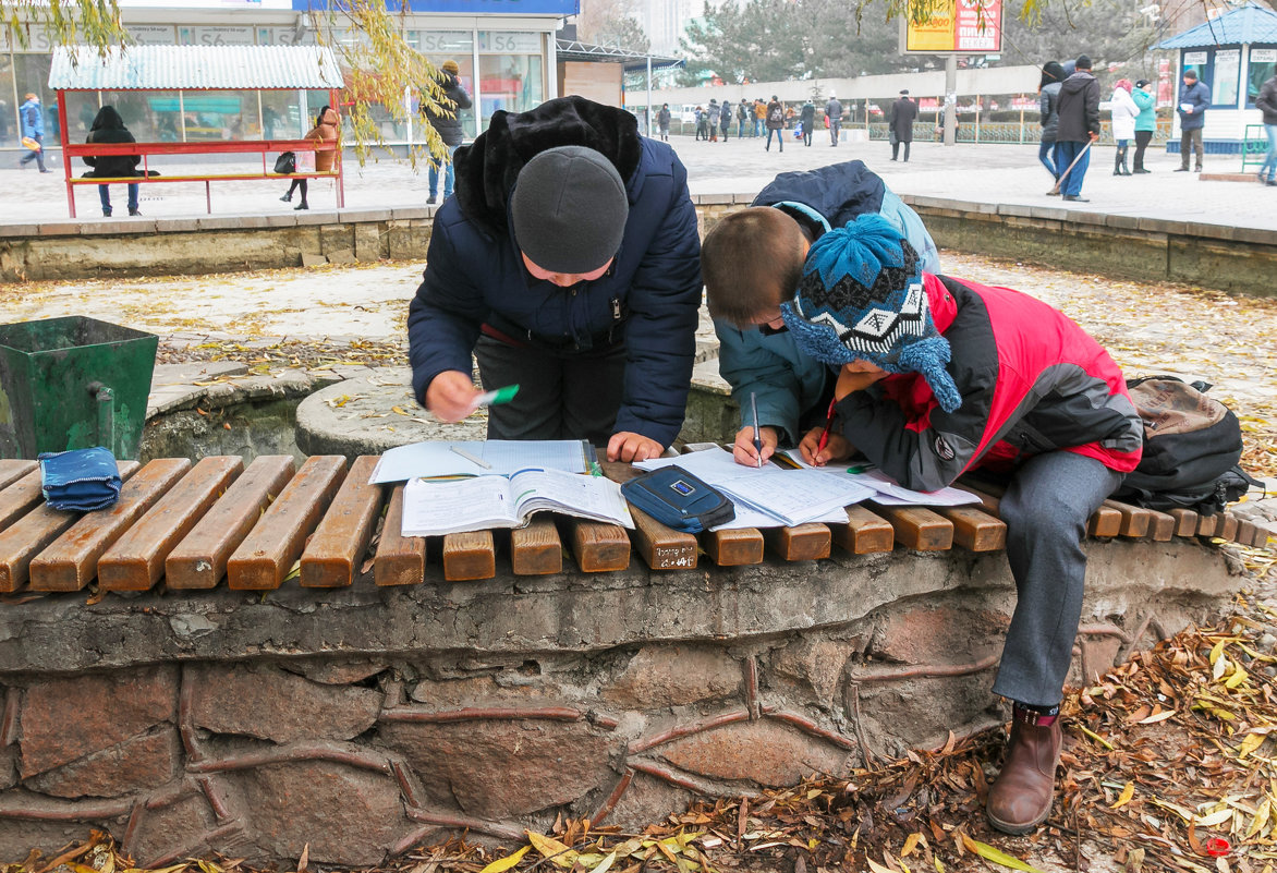 г. Бишкек. Школьники делают уроки в городском сквере. - Евгений Поляков