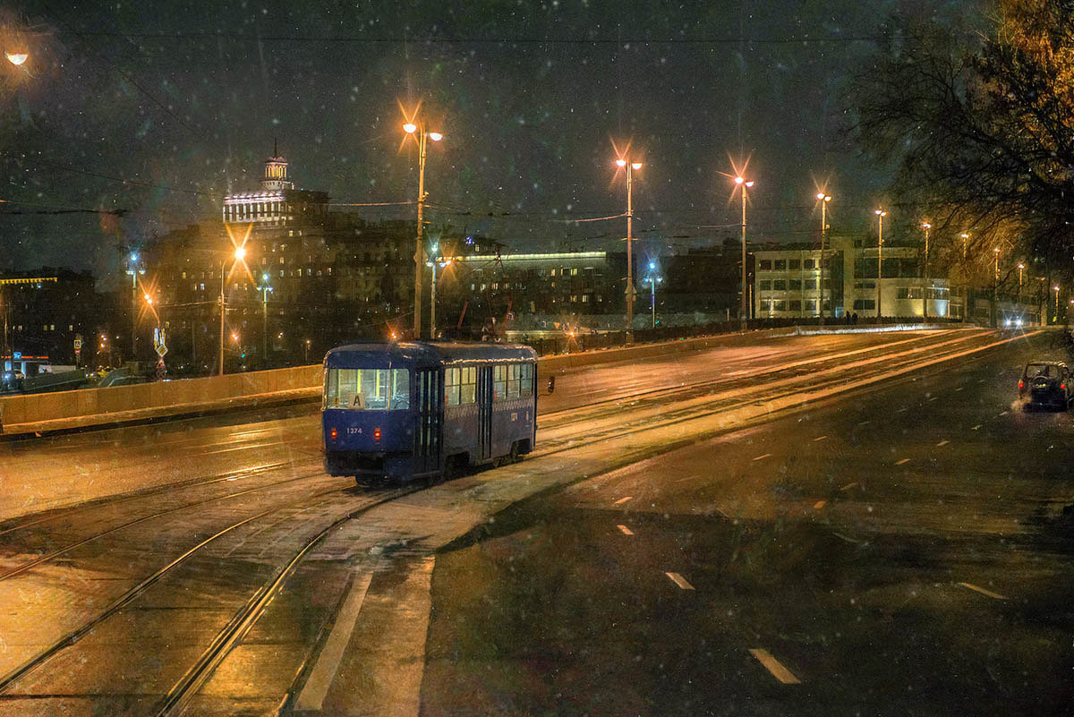 Последний трамвай, поверенный в делах разлуки, в полночной вьюге растает пускай - Ирина Данилова
