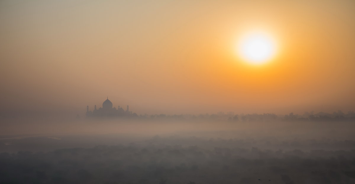 Индия.Вид на Тадж-Махал со стен Красного форта (резиденции Падишаха) .Утро - юрий макаров