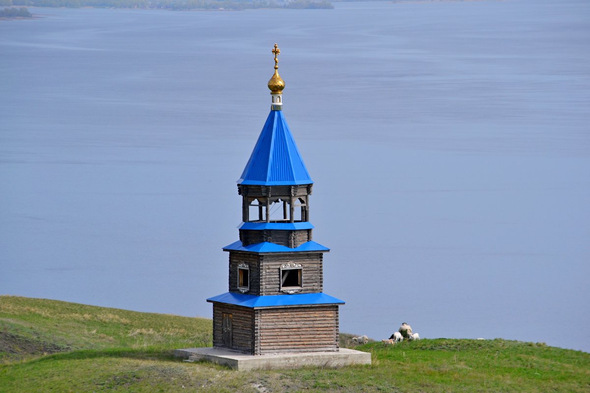 На берегу Волги - Александр Канышев