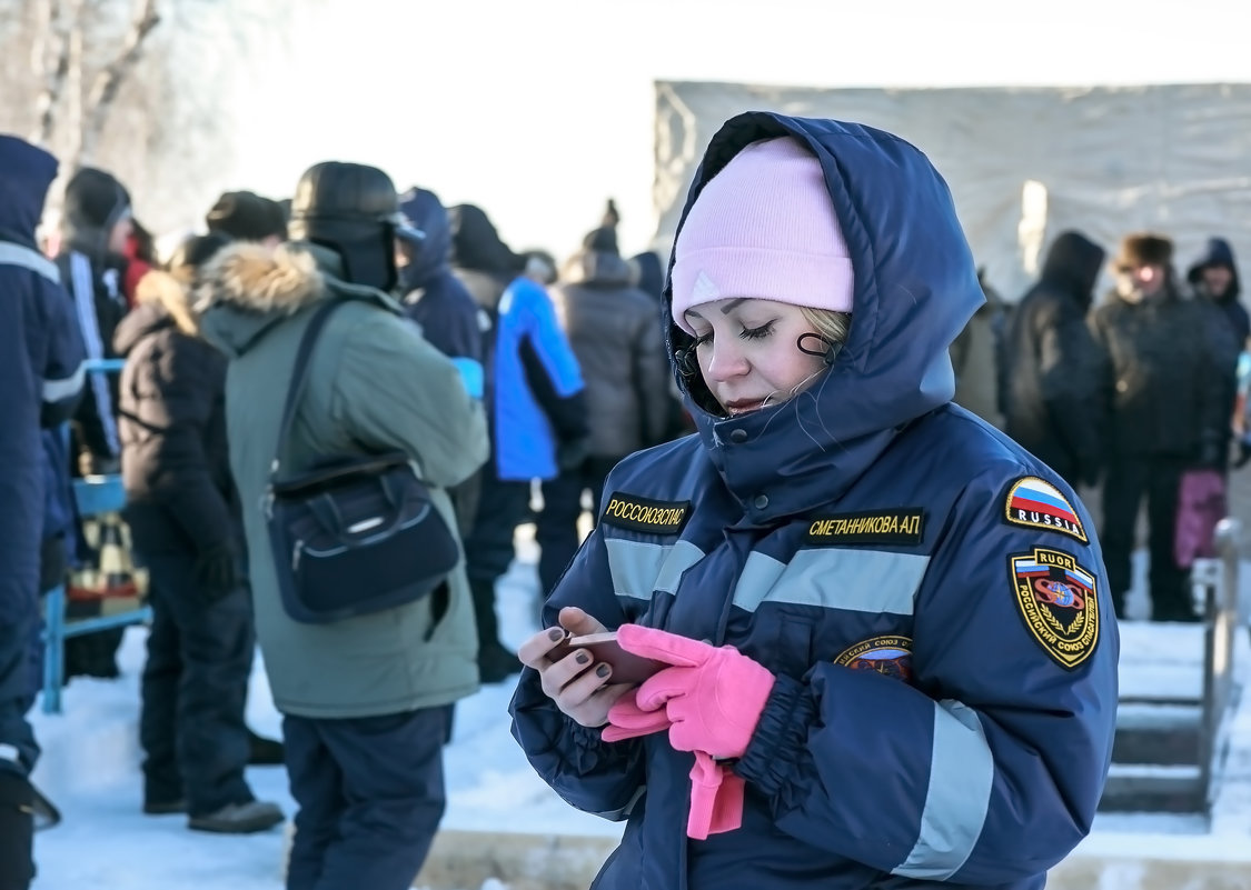 В любую минуту эти девчата и ребята с МЧС готовы прийти к вам на помощь. - Александр Рейтер