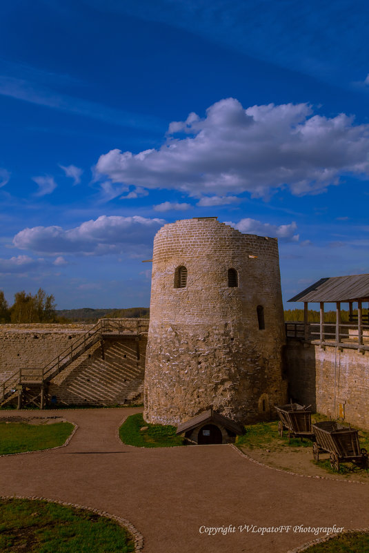 Башня Изборской крепости - Владислав Лопатов