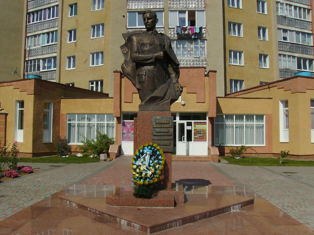 Памятник  Роману  Шухевичу  в  Калуше - Андрей  Васильевич Коляскин
