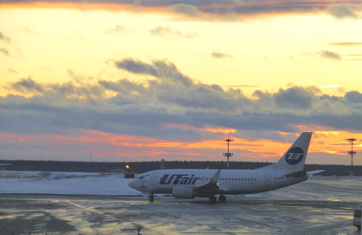 Сумерки.Боинг 737.Перед взлетом ,в ожидании разрешения занять полосу. - Alexey YakovLev