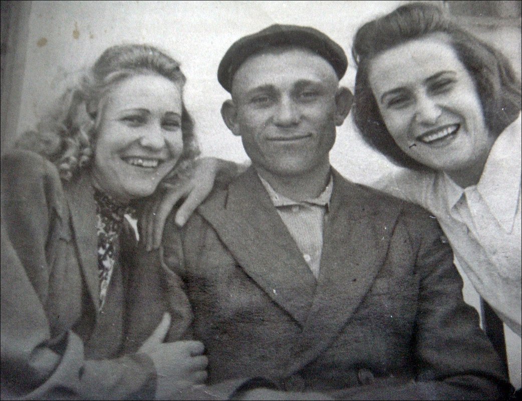 Вера, Виктор и Лариса - друзья с детских лет. 1953 год - Нина Корешкова