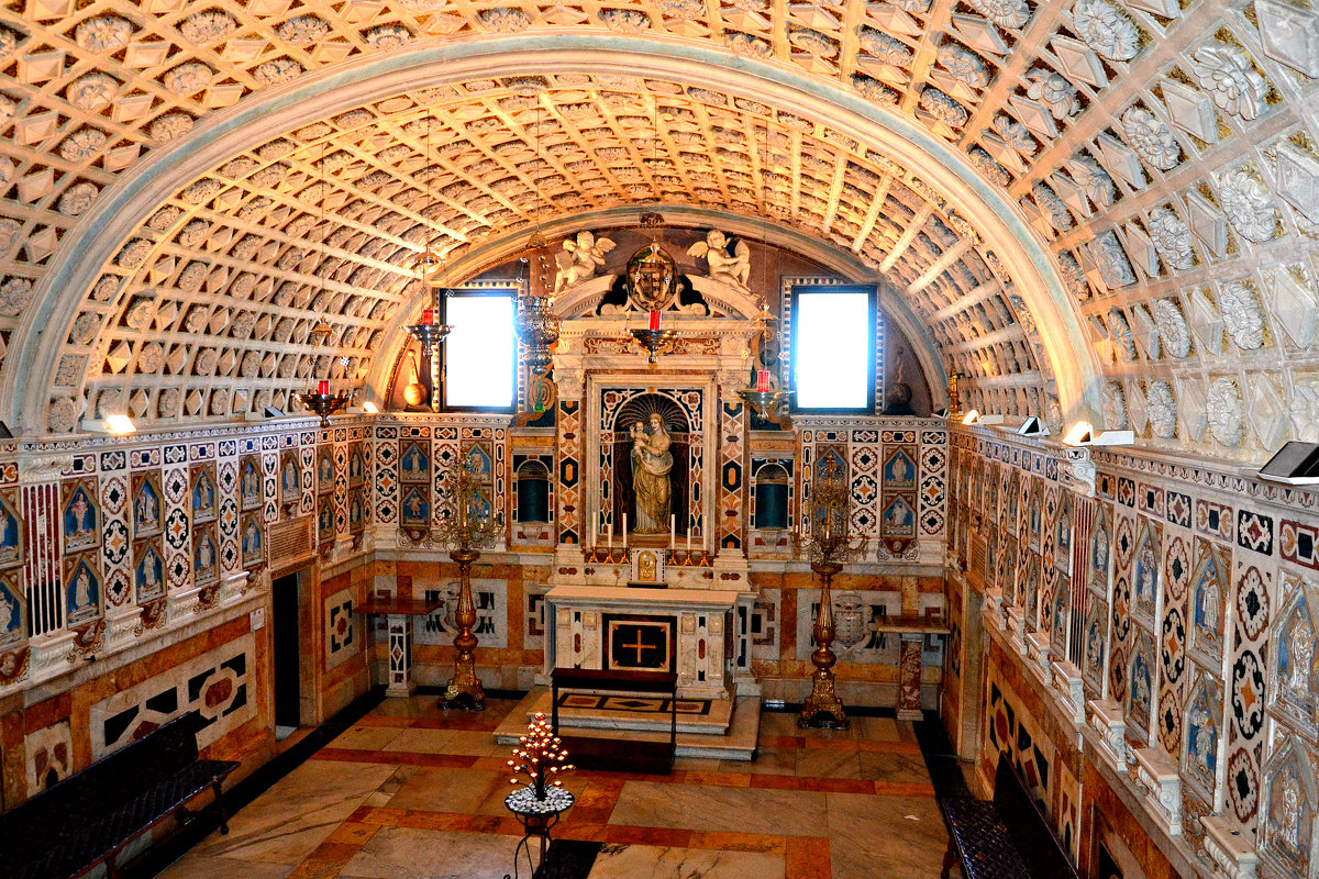 Интерьер в Итальянской кaтолической церкви. - Михаил Столяров
