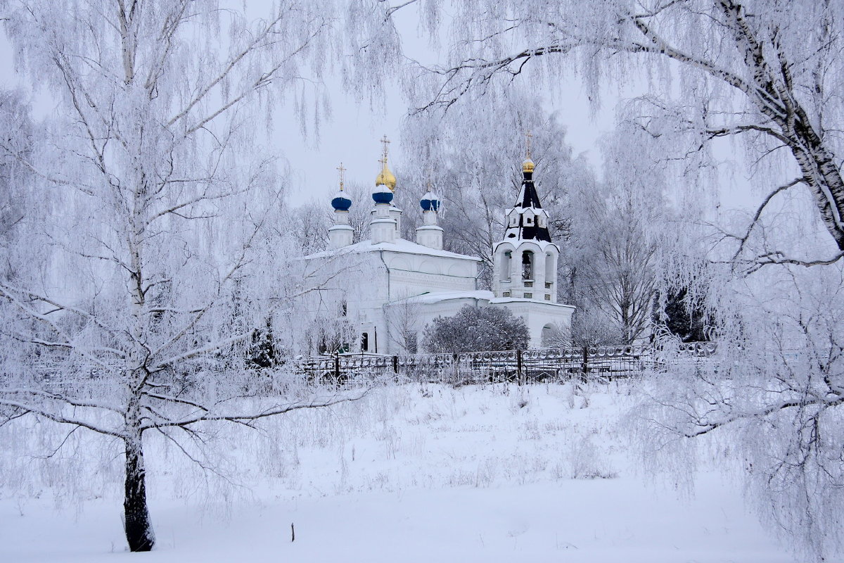 зимний пейзаж с храмом