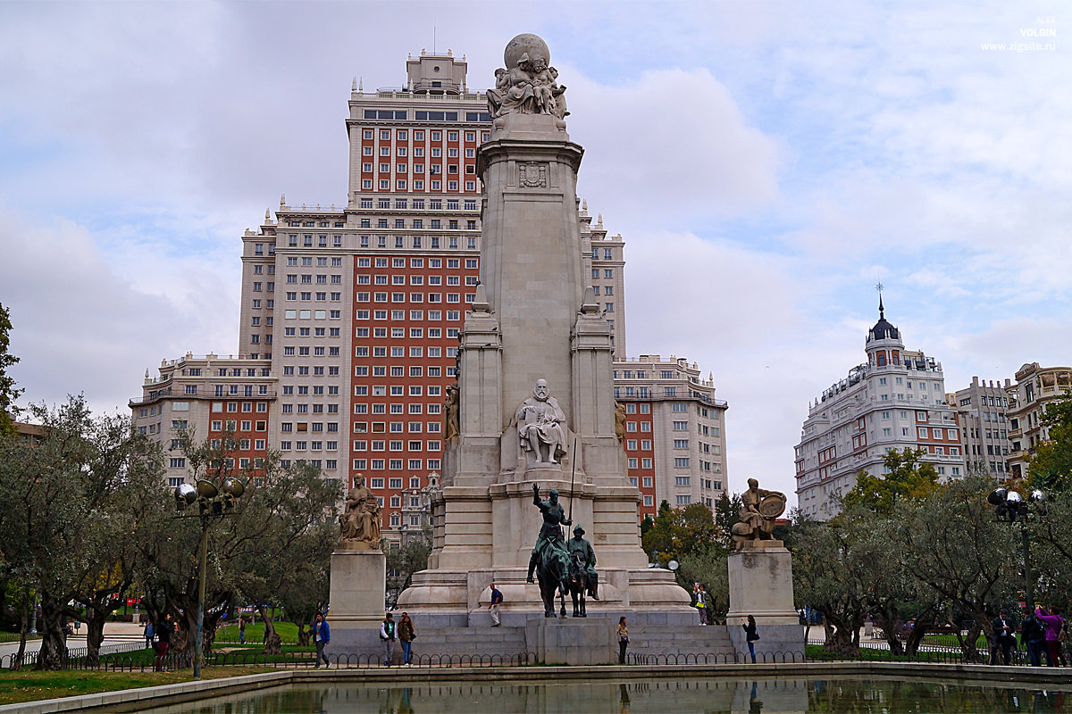 Памятник Сервантесу в Мадриде. - Alex 