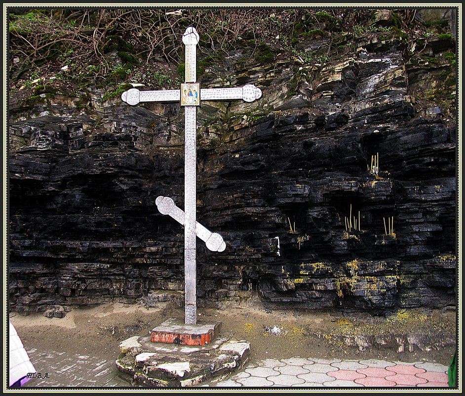 Стена памяти и поминальный крест у источника Св. Иоанна Крестителя и часовни Николая Чудотворца в ур - Вера 