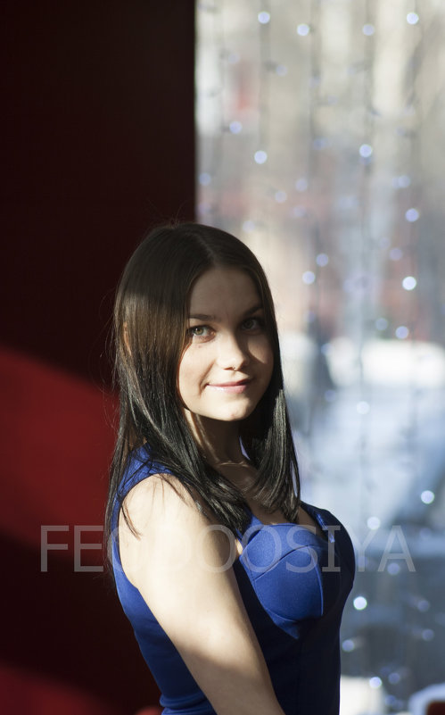 девушка  в кафе - Вера Федотова