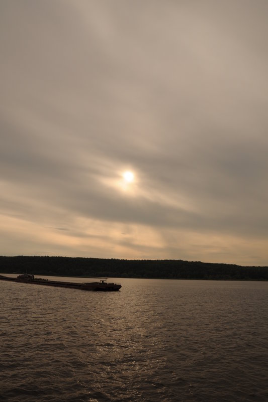 Заходящее солнце в облаках пасмурного неба над рекой - Сергей Тагиров