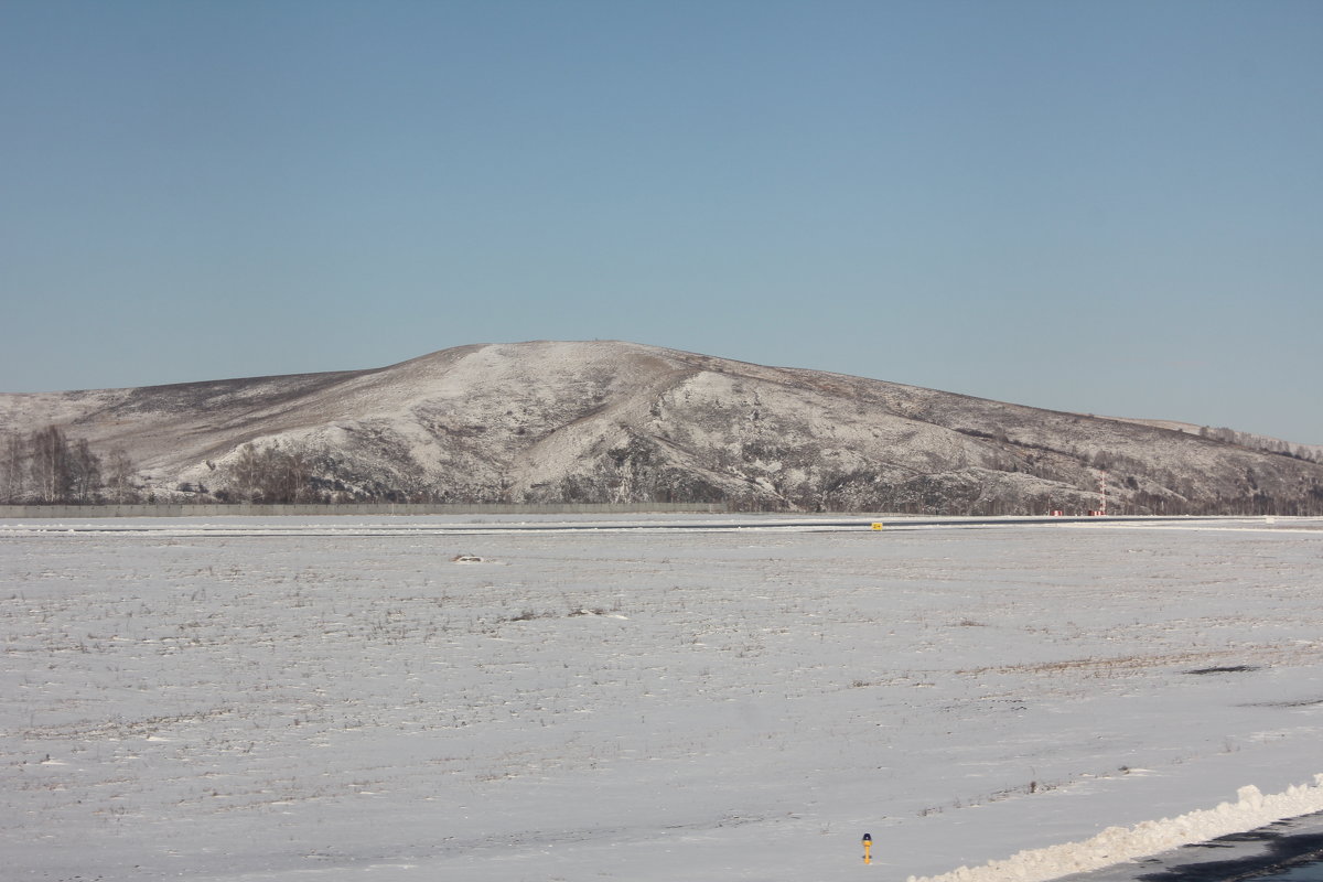 Снежное поле у горы - Наталья Золотых-Сибирская