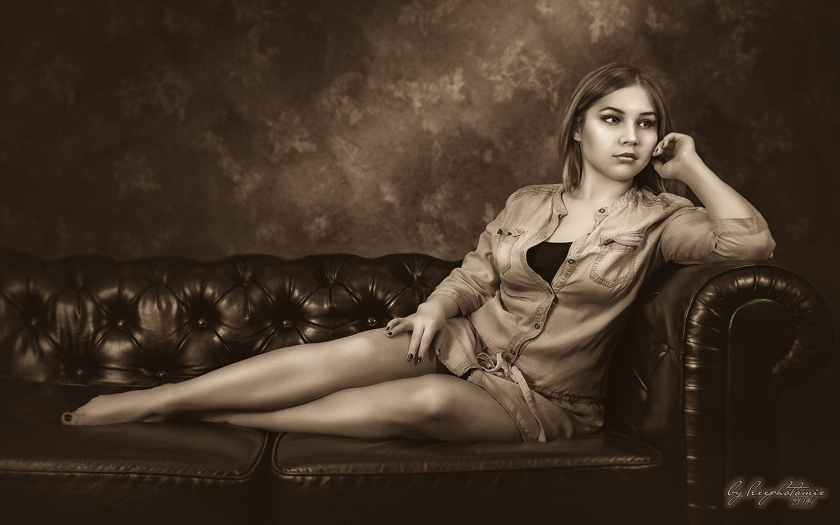 Девушка на кожаном диване - Алексей Ануфриев