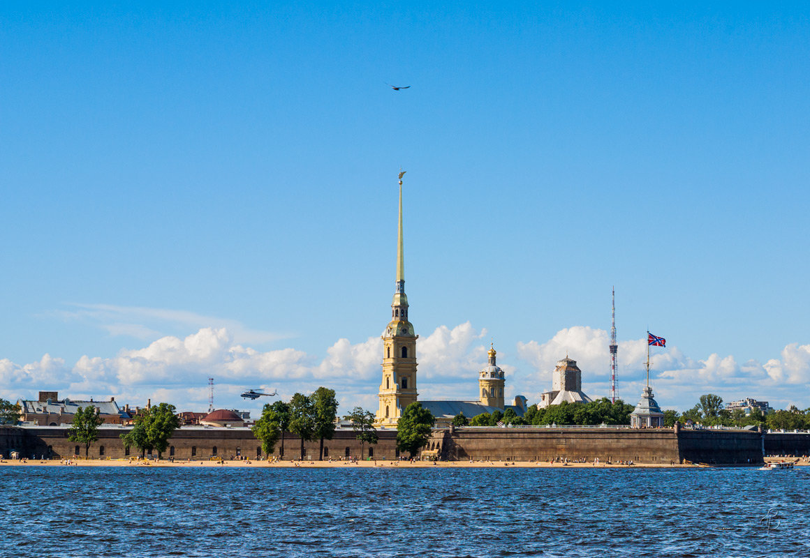 Петропавловская крепость в Санкт Петербурге с Невы