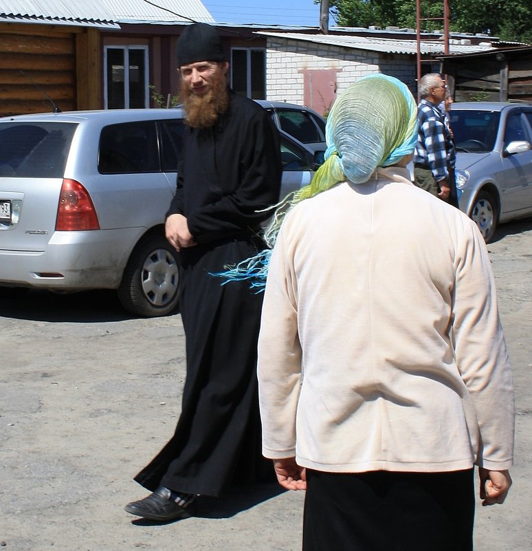 На монастырском подворье. Праздник Троица. - Валерия  Полещикова 