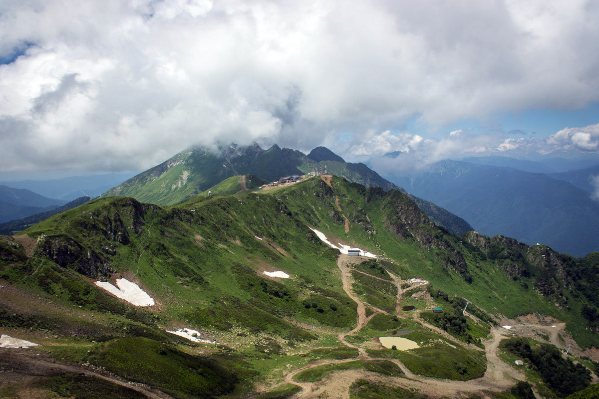 Один из пиков горного массива Аибга (высота ок. 2400 м над ур.м.) - Надежда 