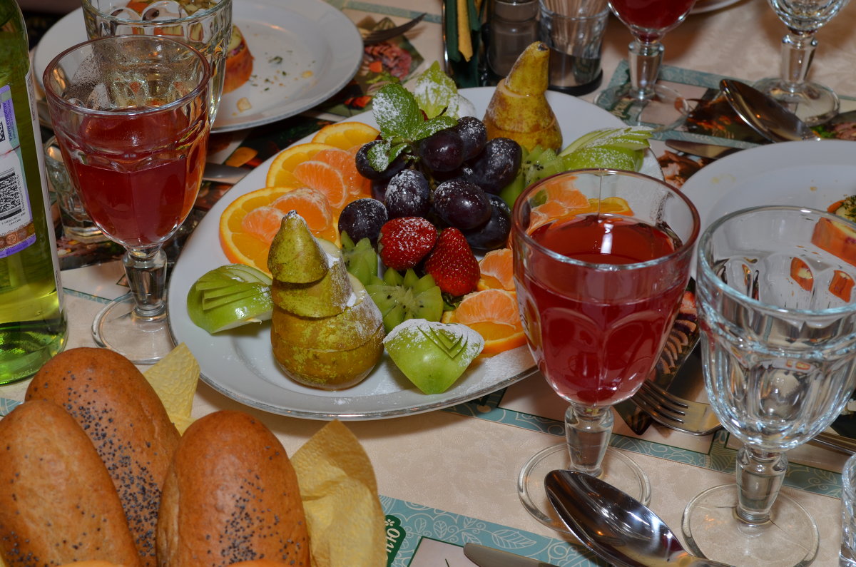Тарелка с фруктами и бокал вина - Сергей Тагиров