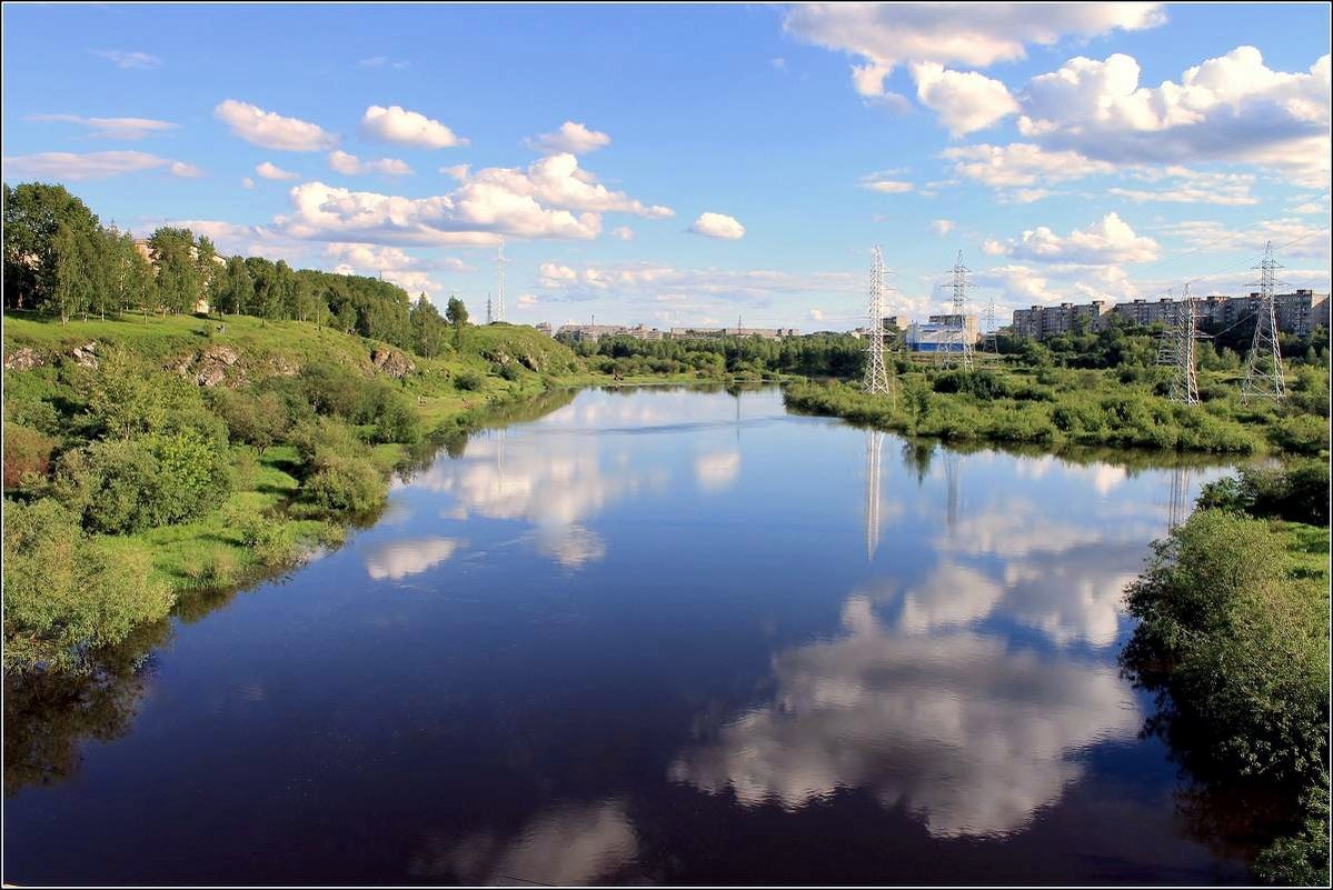 в реку смотрятся - Сергей Савич.