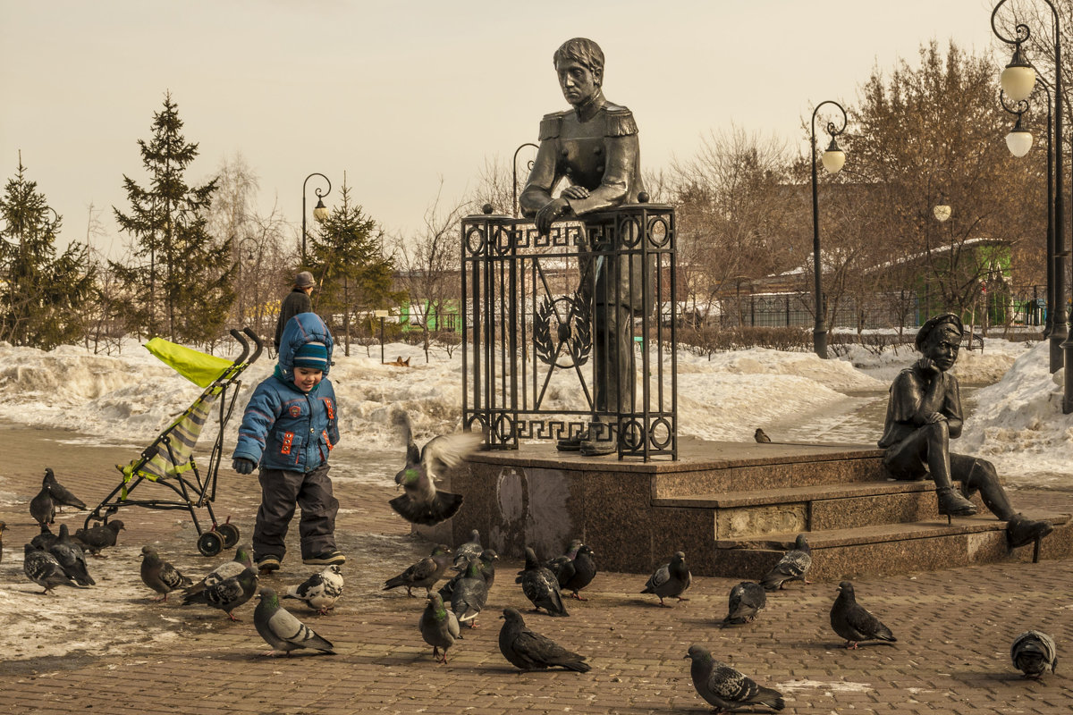 Мальчик гоняет голубей - Андрей 