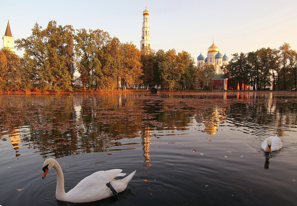 Храм Север осень река