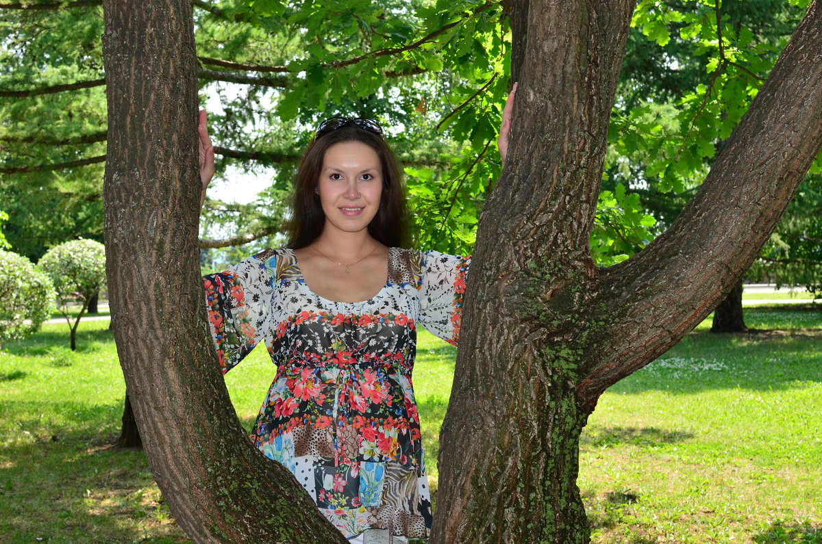Портрет девушки около дерева - Сергей Тагиров