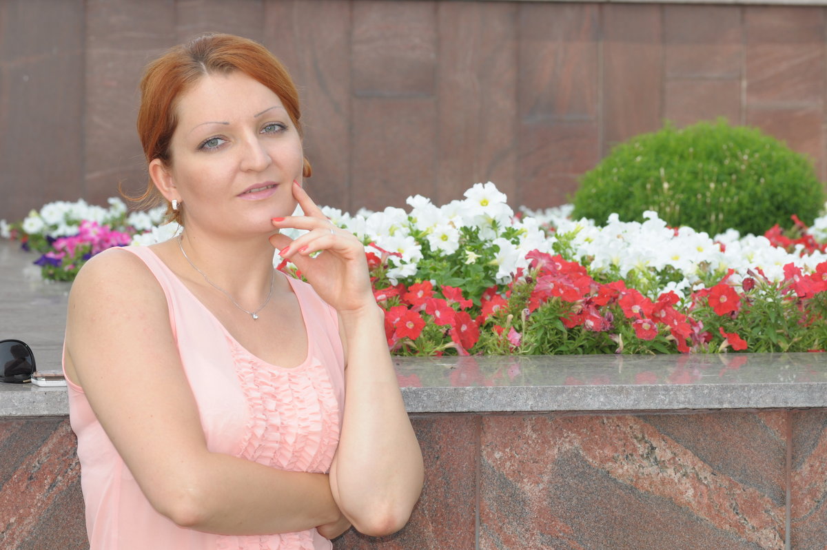 Портрет девушки около клумбы с цветами - Сергей Тагиров