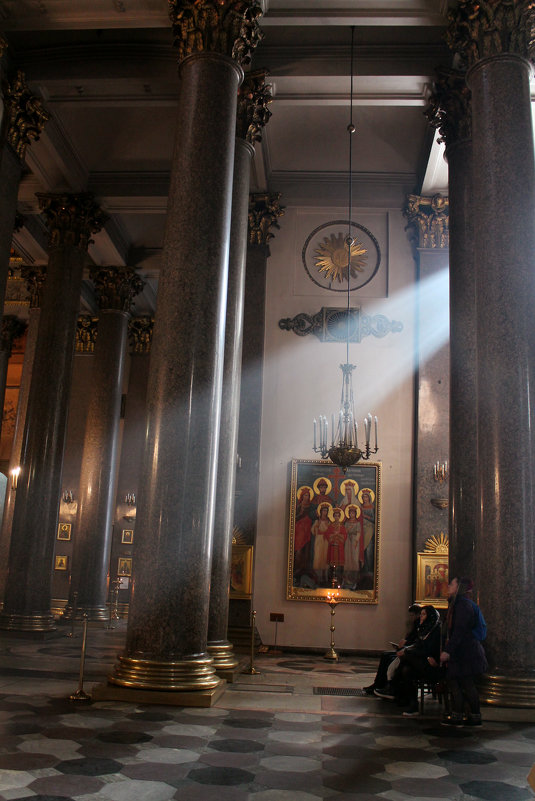 нисходящий свет в Казанском храме. СПБ - elena manas