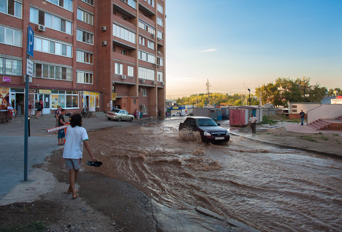 Вода по асфальту рекой - Александр Елизаров