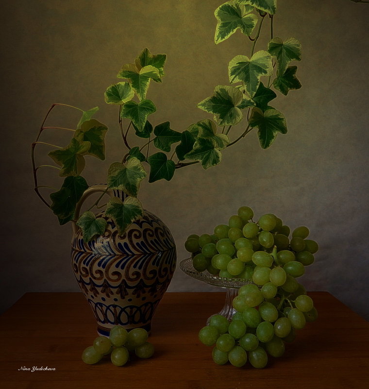 Зелёный виноград и ваза - Nina Yudicheva