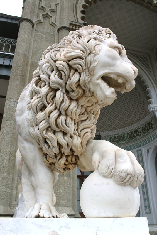 скульптура льва . Алупкинский дворец - elena manas